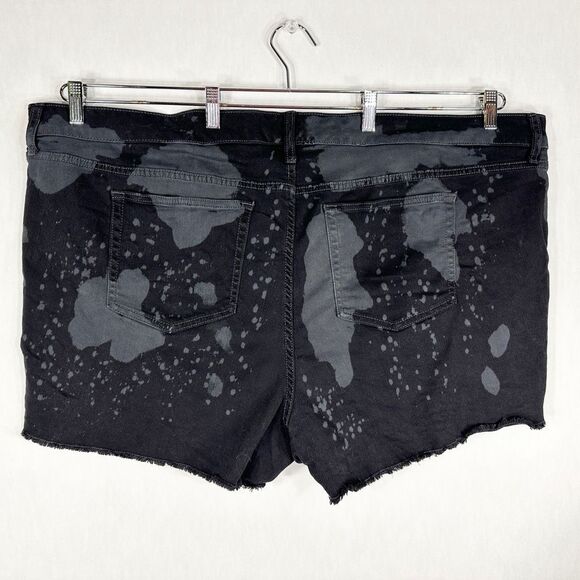 Torrid Plus Size 28 Denim Shorts Black Bleached Raw Hem Cut Off 3 Inch Jean 1648 - Picture 2 of 10